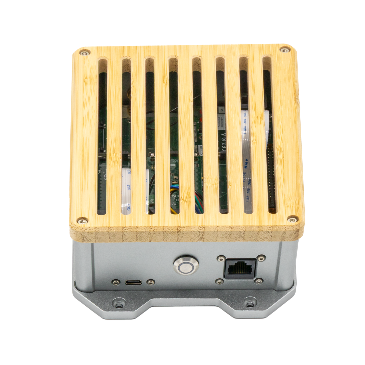 QuantumLink Home Assistant Gateway – Frontansicht der Smarthome-Zentrale mit Aluminium-Gehäuse und Deckel aus Eschenholz.